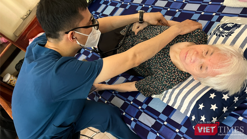 Tiêm vắc xin tại nhà cho người già yếu