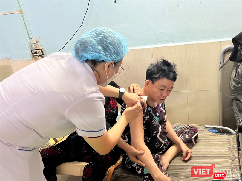 Tổ tiêm vắc xin tại nhà của Trạm Y tế Phường 25, Quận Bình Thạnh đến tiêm cho người dân (Ảnh chụp ngày 14/06/2022).