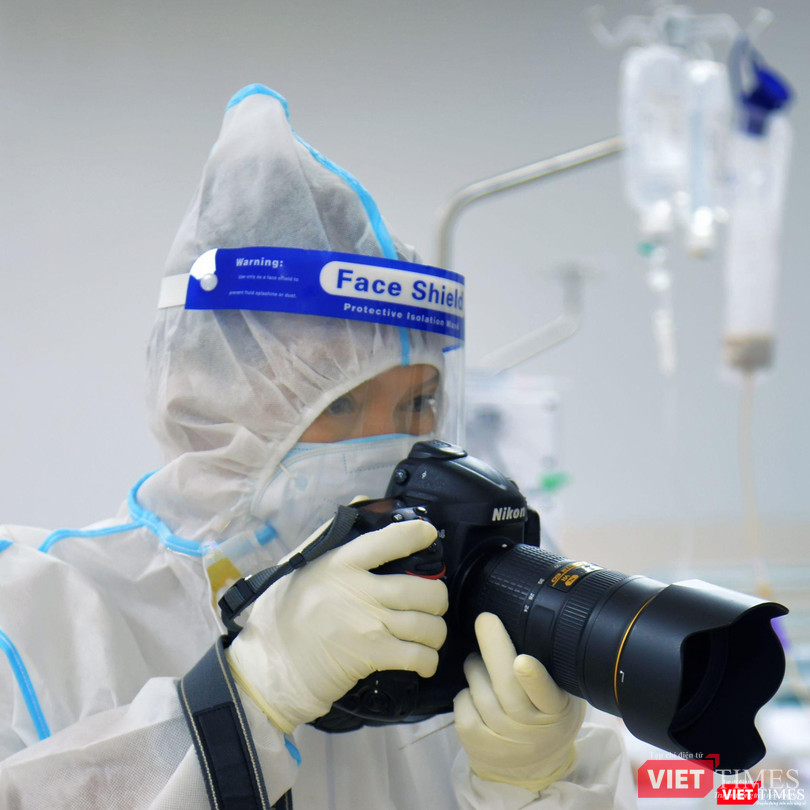 Nhiếp ảnh gia Trần Thế Phong đi tác nghiệp trong thời kỳ COVID-19 hoành hành. Ảnh: NVCC