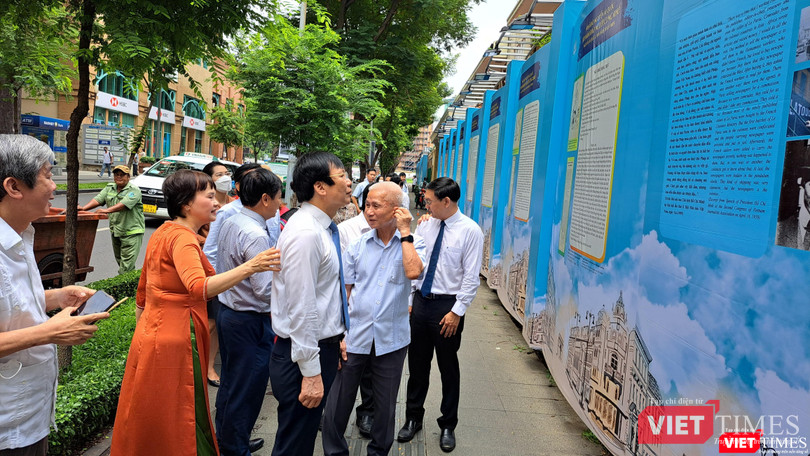 Thăm quan triển lãm trên đường Đồng Khởi Thăm quan triển lãm trên đường Đồng Khởi