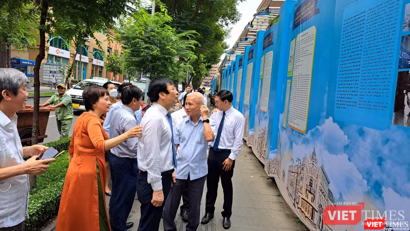 Thăm quan triển lãm trên đường Đồng Khởi