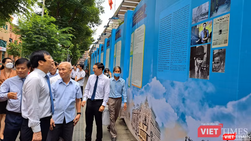 Triển lãm trưng bày các bài báo đã sưu tầm được từ Báo Le Paria