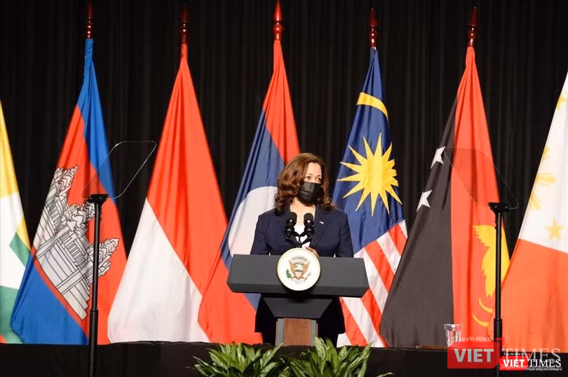 Phó Tổng thống Mỹ Kamala Harris phát biểu. Ảnh: ĐSQ Mỹ tại Việt Nam