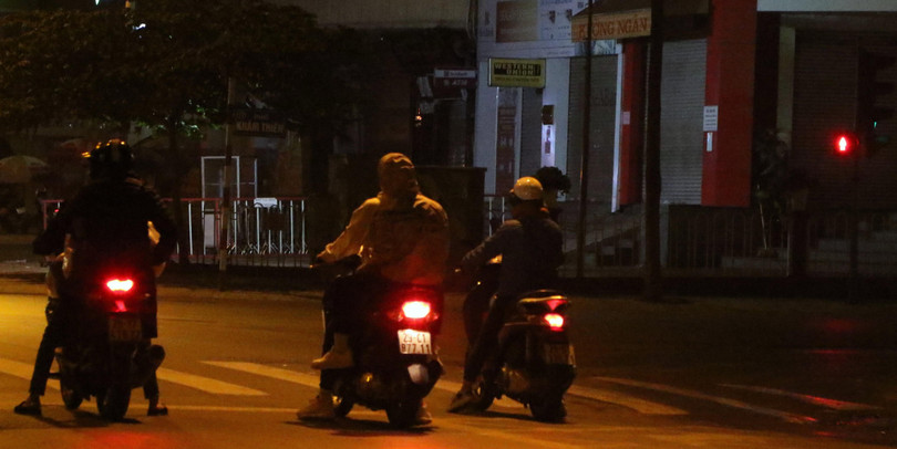 Mới 5 giờ sáng, công an còn chưa ra bục, những người đi đường vẫn dừng trước đèn xanh- đèn đỏ ở ngã tư Lê Duần - Khâm Thiên - Nguyễn Thượng Hiền. Một nét văn hóa giao thông mới, cũng khá hiếm ở Hà Nội ngày giáp Tết.