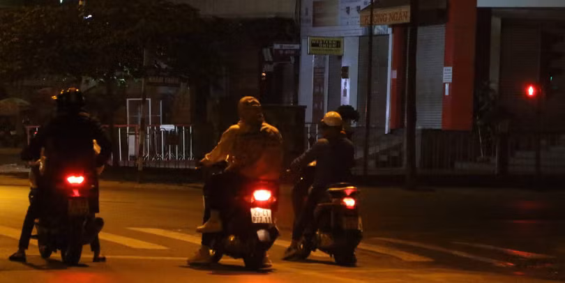 Mới 5 giờ sáng, công an còn chưa ra bục, những người đi đường vẫn dừng trước đèn xanh- đèn đỏ ở ngã tư Lê Duần - Khâm Thiên - Nguyễn Thượng Hiền. Một nét văn hóa giao thông mới, cũng khá hiếm ở Hà Nội ngày giáp Tết.