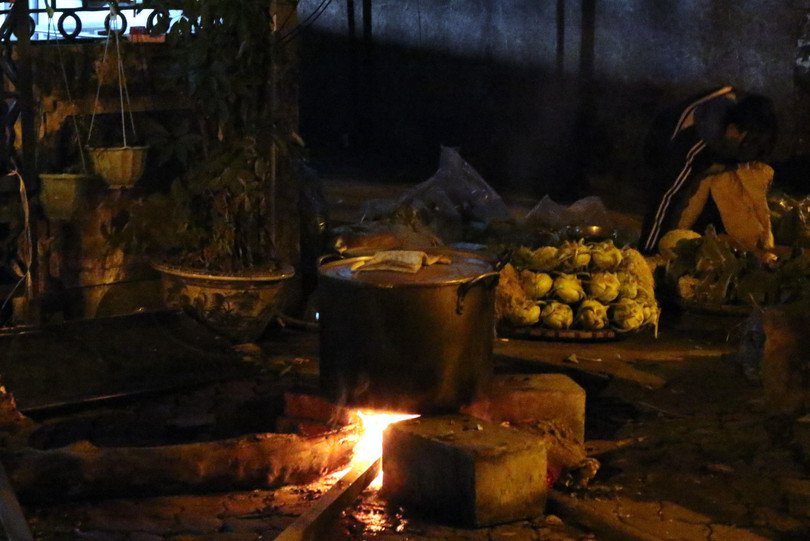 Chiến sĩ cảnh vệ (Bộ Công an) nấu bánh chưng đêm 29 rạng sáng ngày 30 Tết cho cán bộ chiến sĩ ở lại ăn Tết. Trong khi đó, ở Hà Nội đa phần người dân đã mua bánh chưng ở siêu thị, hay các cửa hàng tư nhân. Một nét văn hóa truyền thống được khôi phục?