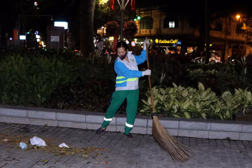 Những người công nhân vệ sinh môi trường là không có Tết. Trong lúc mọi người vui chơi, xả rác, họ cứ lẳng lặng quét. Họ sẽ làm tới 2-3 giờ sáng, khi mọi người đi chơi giao thừa về hết. Hy vọng năm nay họ sẽ được nghỉ sớm.
