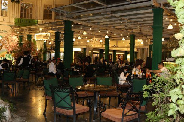 Quán cà phê ở vị trí của CLB Thống Nhất cũ bình thường đông người, tối 30 Tết cũng ít khách.