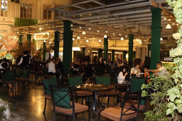 Quán cà phê ở vị trí của CLB Thống Nhất cũ bình thường đông người, tối 30 Tết cũng ít khách.