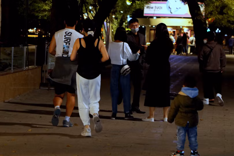 Đôi bạn Tây yêu nhau vẫn duy trì buổi chạy tối: Giao thừa của Việt Nam chưa tác động đến họ!