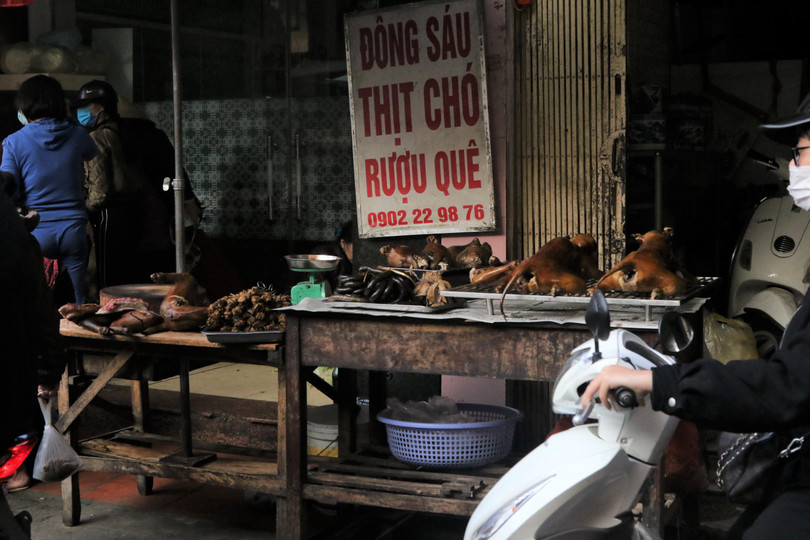 Quán bán thịt chó mang về ở chợ Khâm Thiên vẫn đông khách. Có cả chó luộc và thui sẵn lẫn chó sống mang về. Có lẽ có những người muốn "xả xui" cả năm.