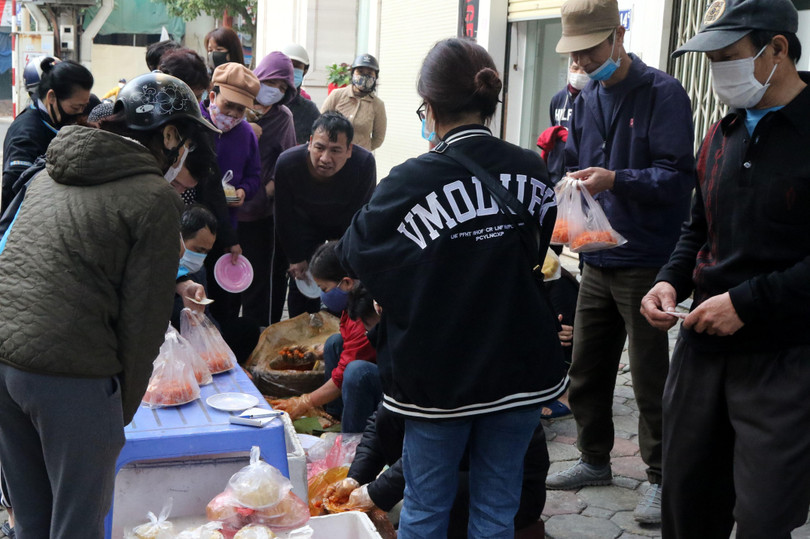 6:30 sáng 30 Tết, mọi người đã tập trung mua xôi gấc về cúng gia tiên buổi trưa.