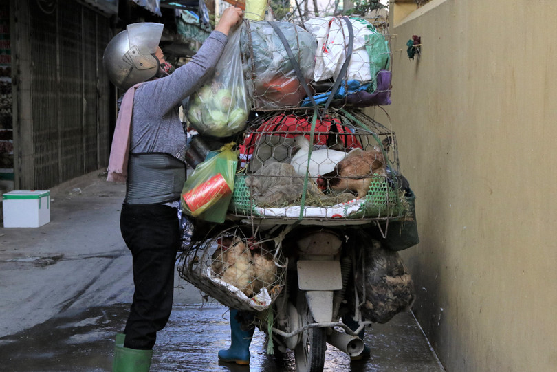 Cuối buổi chiều 30 Tết, thôi không bán được gà, ngan thì mang về. Không thể để mất bữa tất niên được.