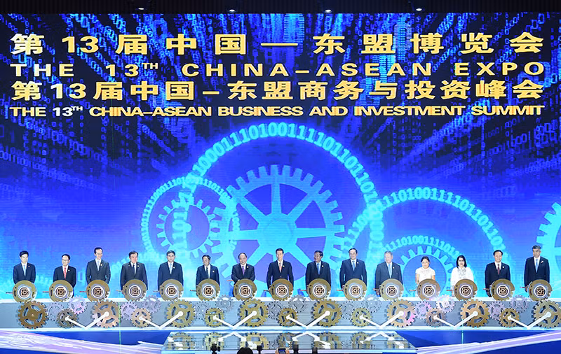 Thủ tướng cùng các trưởng đoàn thực hiện nghi thức khai mạc.