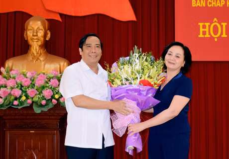 Ông Nguyễn Thanh Bình - Phó trưởng ban Thường trực Ban Tổ chức Trung ương chức mừng tân Bí Thư Yên Bái Phạm Thị Thanh Trà. Ảnh Báo Yên Bái