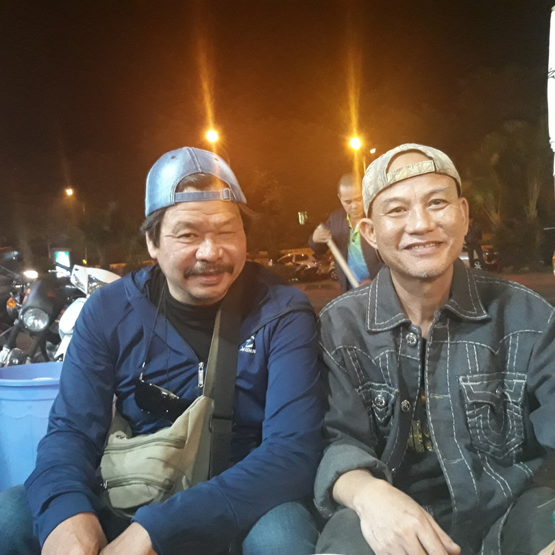 Hai người bạn mới quen, thuộc thế hệ thứ ba, nhà báo Hoàng Ngọc (Huỳnh Phan - trái) và nghệ sĩ guitar Cao Xuân Minh - ảnh Huỳnh Phan