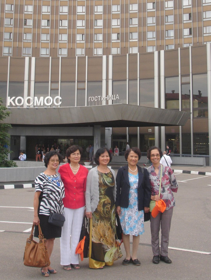 Cô giáo Đỗ Diệu Vân thứ hai từ trái sang trong chuyến đi du lịch ở Nga 6/2013. Ảnh do gia đình nhân vật cung cấp. Cô giáo Đỗ Diệu Vân thứ hai từ trái sang trong chuyến đi du lịch ở Nga 6/2013. Ảnh do gia đình nhân vật cung cấp.