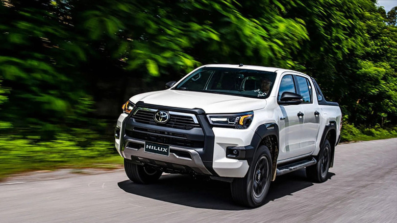 Hilux 2024 trắng..jpeg
