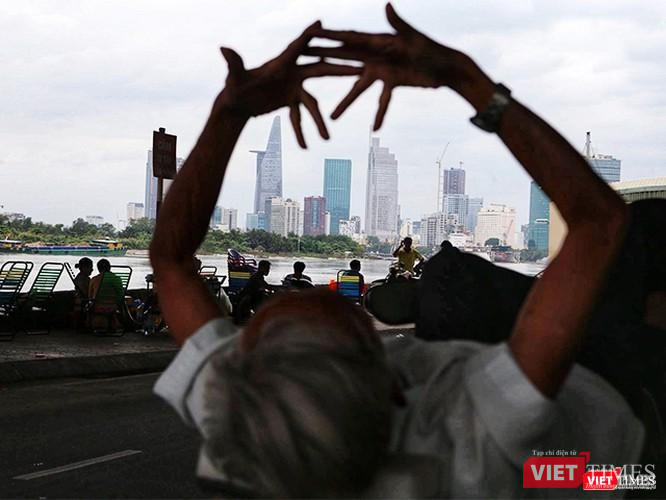 Những người có nhu cầu mua nhà thực sự có lẽ mới buồn hơn cả! (Ảnh: Mai Kỳ)