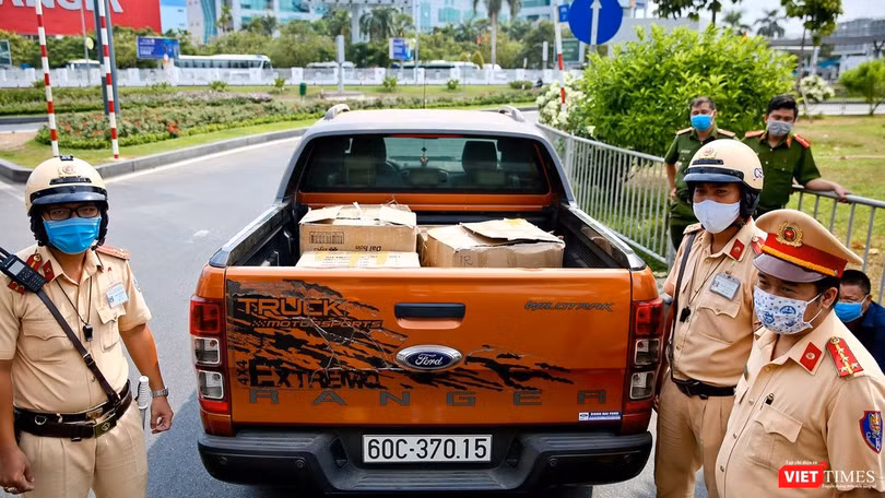 Lực lượng chức năng tại chốt kiểm dịch ngay ngoài sân bay Tân Sơn Nhất bắt giữ lô hàng 10.000 khẩu trang lậu, đem tiêu hủy (Ảnh: PC08)