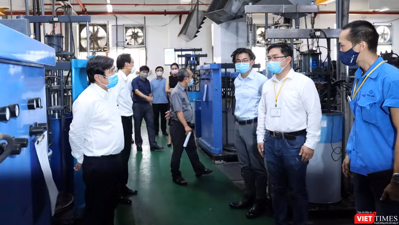 Chủ tịch UBND TP HCM Nguyễn Thành Phong đi kiểm tra công tác phòng dịch tại Khu chế xuất có 56.000 công nhân (Ảnh: Đình Nguyên) 