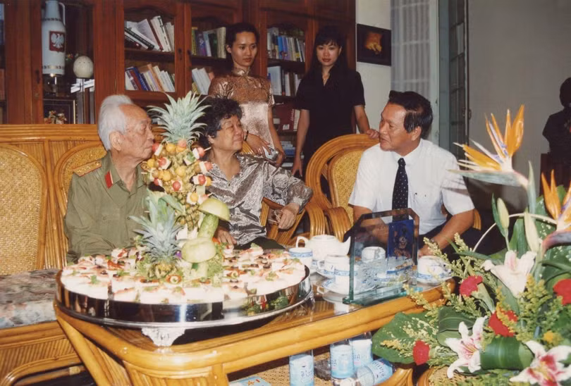 Phó Chủ tịch Hội đồng Bộ trưởng tiếp anh Tôn Lâm. Anh Tôn Lâm đặc biệt ấn tượng với một lần Phó Thủ tướng Võ Nguyên Giáp mời anh tới chơi. Ông mặc ngay quân phục, và kéo cả phu nhân ra tiếp cùng mình cho thân tình. Ảnh do nhân vật cung cấp.