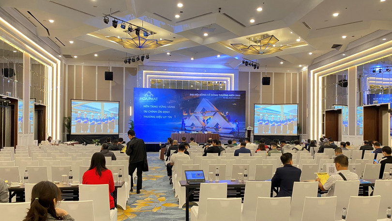 Một số cổ đông đến sớm, nghiên cứu các chương trình nghị sự