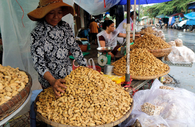 Với gia bán cao gấp nhiều lần đậu phộng nhập khẩu, đậu phộng VN rất khó cạnh tranh. Trong ảnh: đậu phộng được bán tại TP.HCM - Ảnh: NGỌC DƯƠNG