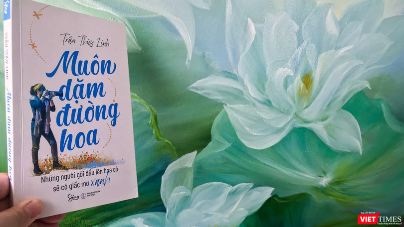 Họa sĩ - tác giả Trần Thùy Linh vừa giới thiệu "Muôn dặm đường hoa" tới công chúng đọc 