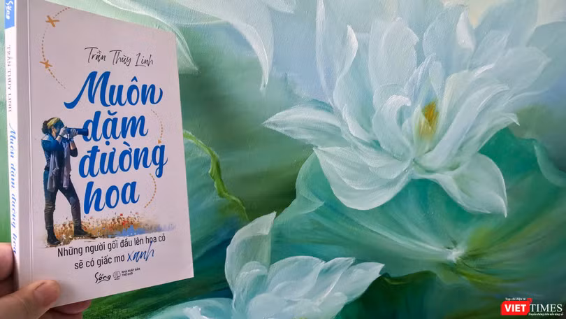 Họa sĩ - tác giả Trần Thùy Linh vừa giới thiệu "Muôn dặm đường hoa" tới công chúng đọc 