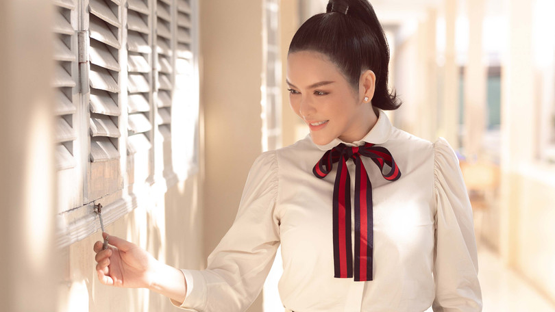 Người đẹp xúc động quay lại trường xưa 