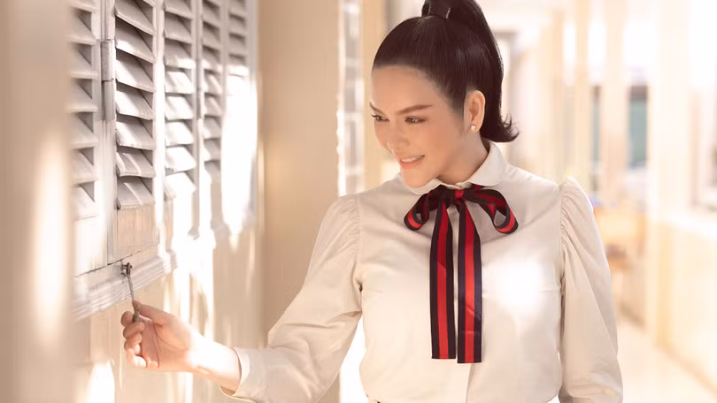 Người đẹp xúc động quay lại trường xưa 