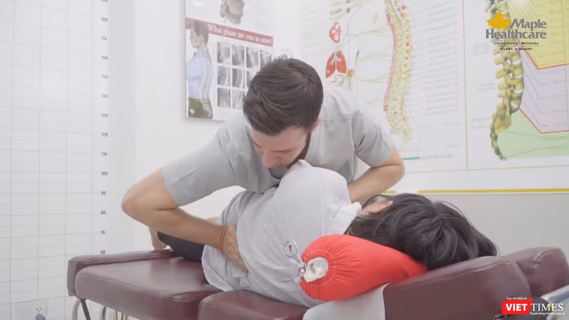 Bác sĩ tại Maple Healthcare (TP.HCM) trị liệu thần kinh cột sống cho mẹ bầu