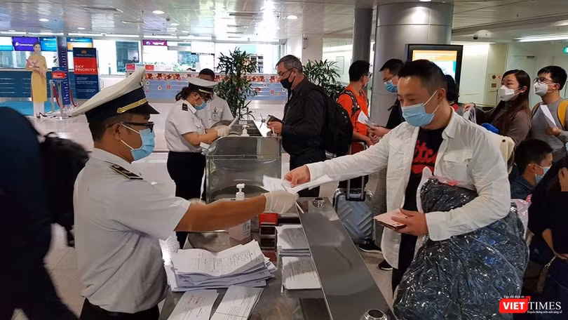 Kiểm dịch y tế tại sân bay Tân Sơn Nhất được thắt chặt và công tác cách ly tập trung làm tốt từ những ngày đầu chống dịch COVID-19 (Ảnh: TTKD) 