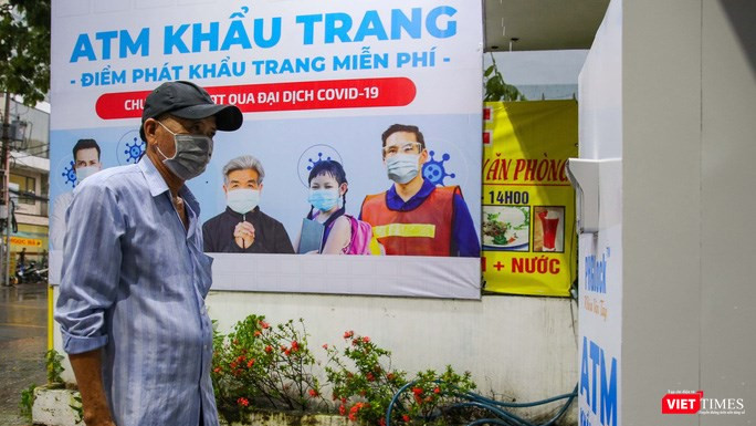 Cây "ATM khẩu trang" đầu tiên phát miễn phí cho người nghèo đặt tại quận Tân Phú, TP.HCM (Ảnh: NVCC) 