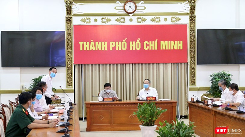 Bí thư Thành ủy TP.HCM Nguyễn Thiện Nhân và Chủ tịch UBND TP.HCM Nguyễn Thành Phong tại cuộc họp Ban Phòng chống dịch COVID-19 UBND TP.HCM chiều 3/8 (Ảnh: TTBC) 