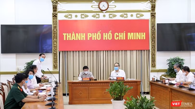 Bí thư Thành ủy TP.HCM Nguyễn Thiện Nhân và Chủ tịch UBND TP.HCM Nguyễn Thành Phong tại cuộc họp Ban Phòng chống dịch COVID-19 UBND TP.HCM chiều 3/8 (Ảnh: TTBC) 