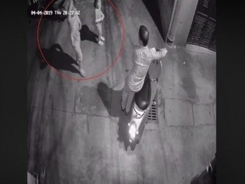 Công an quận Thanh Xuân, Hà Nội cho biết, đơn vị đang trích xuất camera an ninh để điều tra vụ 2 bé gái nghi bị sàm sỡ trong ngõ tối. 