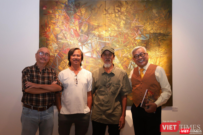 Nhà nghiên cứu mỹ thuật Ngô Kim Khôi và họa sĩ Trần Văn Binh cùng các họa sĩ đồng nghiệp