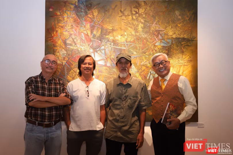 Nhà nghiên cứu mỹ thuật Ngô Kim Khôi và họa sĩ Trần Văn Binh cùng các họa sĩ đồng nghiệp