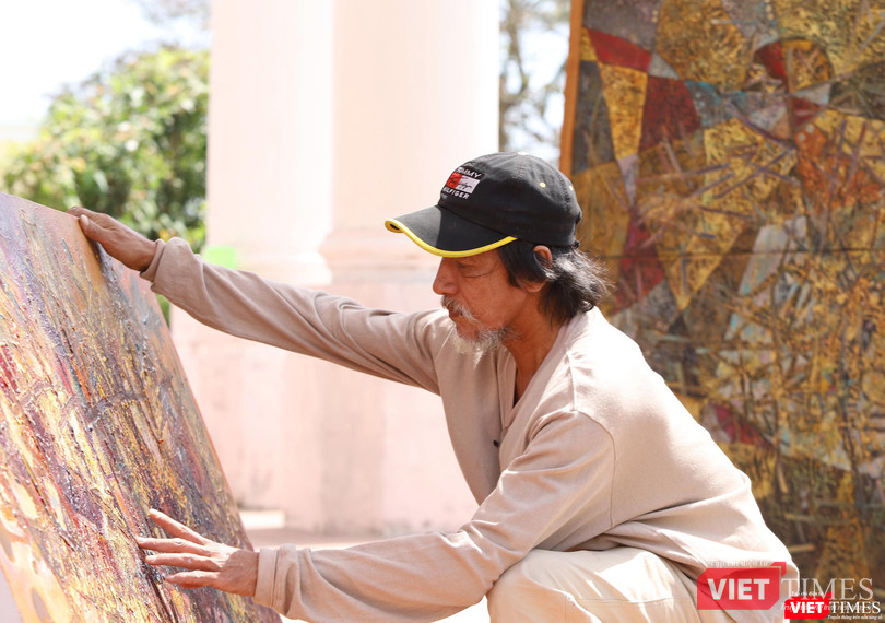 Họa sĩ Trần Văn Binh bên các tác phẩm