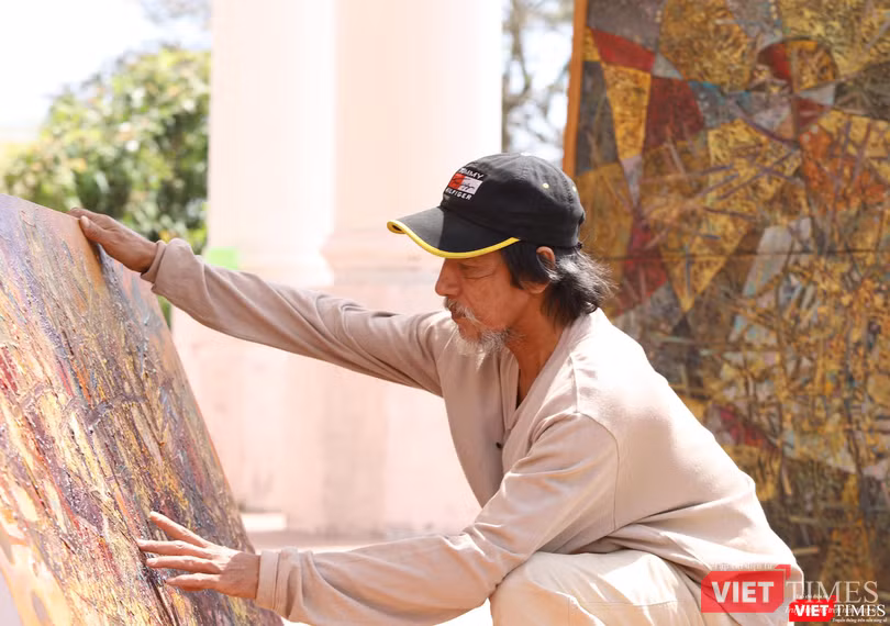 Họa sĩ Trần Văn Binh bên các tác phẩm