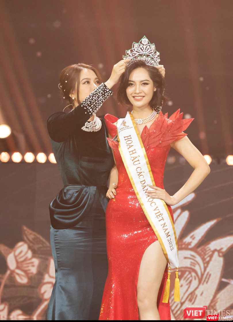 Bà Trương Ngọc Ánh trao vương miện cho tân Hoa hậu các dân tộc VN 2022 Nông Thúy Hằng