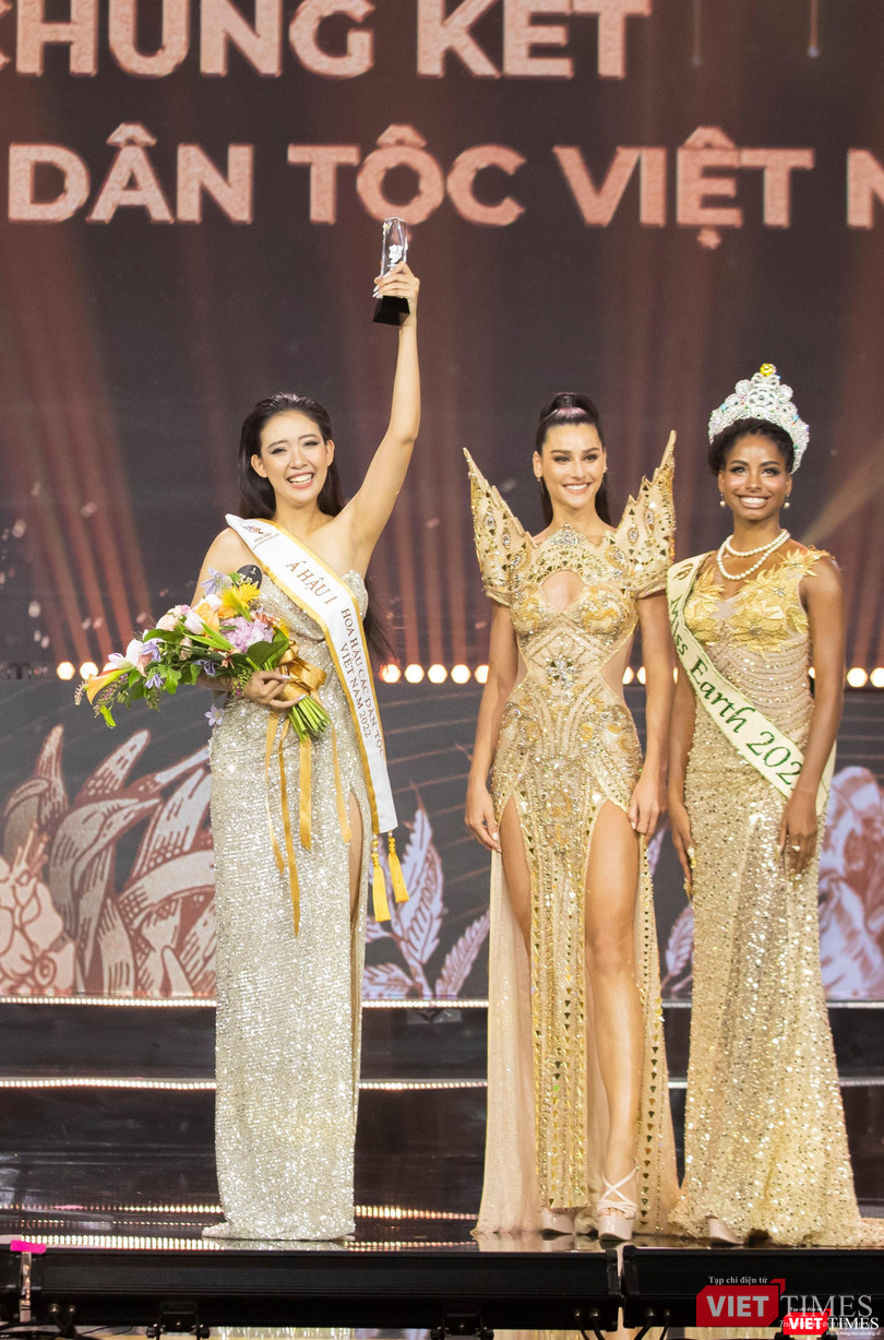 Hoa hậu Trái đất 2020 Lindsey Coffey và Hoa hậu Trái đất 2021 Destiny Wagner cùng là thành viên BGK trao danh vị Á hậu 1 cho Lương Thị Hoa Đan