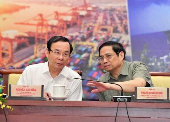 Thủ tướng Phạm Minh Chính trao đổi cùng Bí thư Thành ủy TPHCM Nguyễn Văn Nên tại hội nghị. Ảnh: Việt Dũng Thủ tướng Phạm Minh Chính trao đổi cùng Bí thư Thành ủy TPHCM Nguyễn Văn Nên tại hội nghị. Ảnh: Việt Dũng