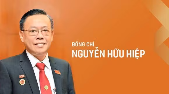 Ông Nguyễn Hữu Hiệp nhận chức vụ Bí thư Thành ủy TP Thủ Đức. Ảnh: SGGP