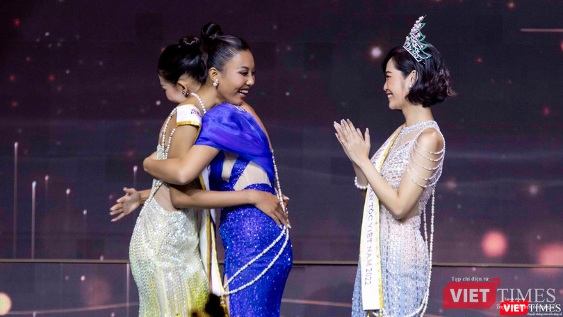 Hoa hậu Nông Thúy Hằng trong khoảnh khắc chúc mừng Á hậu Thạch Thu Thảo trở thành đại diện chính thức của Việt Nam đi thi Miss Earth 2022