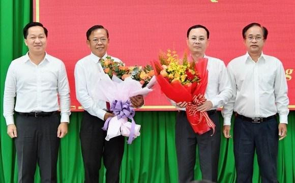 Lãnh đạo TP Thủ Đức tặng hoa chúc mừng ông Nguyễn Văn Hiếu và ông Nguyễn Hữu Hiệp. Ảnh: Việt Dũng