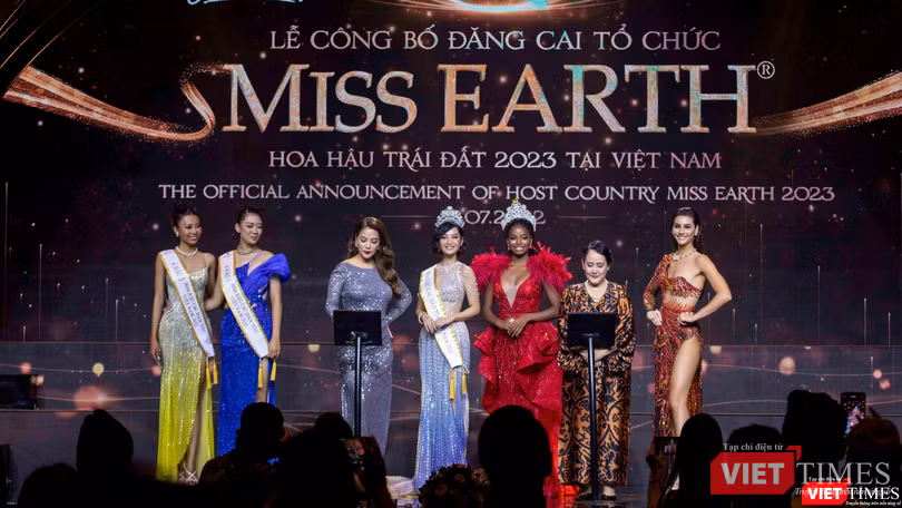 Khoảnh khắc ký kết hợp tác giữa người đẹp Trương Ngọc Ánh và bà Lorraine Shuck – Phó chủ tịch tổ chức Hoa hậu Trái đất