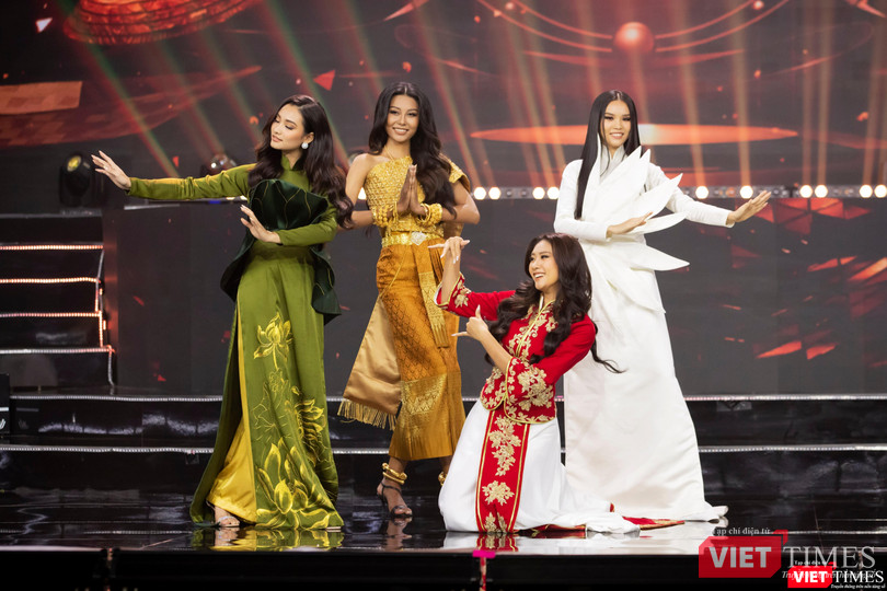 Á hậu 2 Thạch Thu Thảo dân tộc Khmer ở phần trình diễn trang phục dân tộc